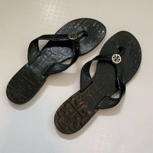 TORY BURCH PATENT LEATHER THORA FLAT SANDAL